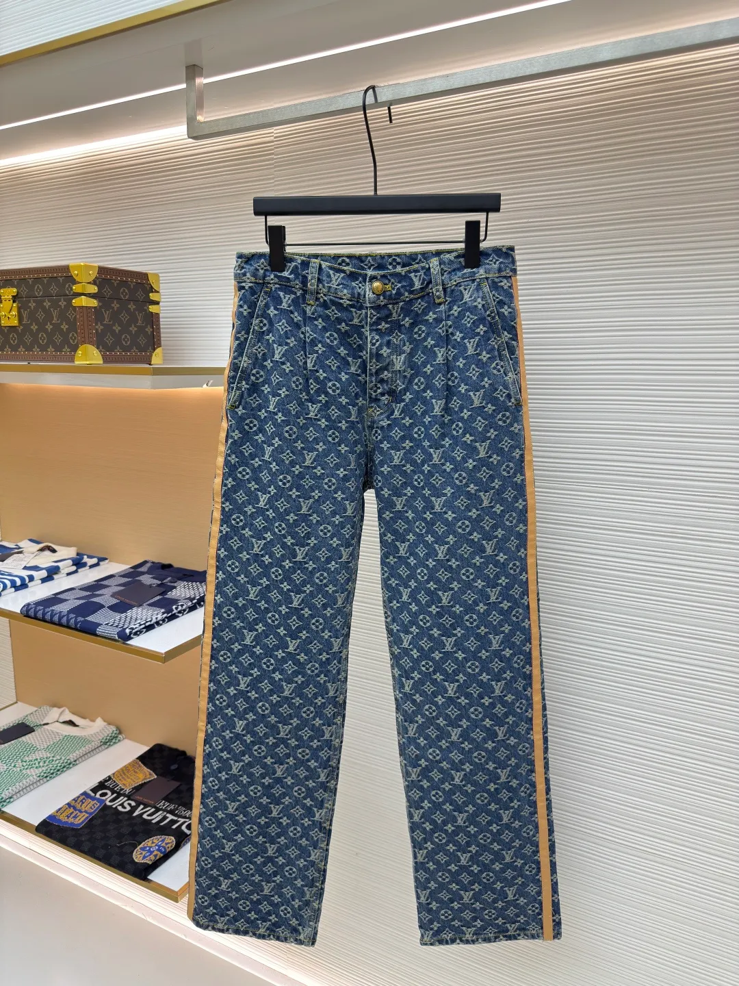 LOUIS VUITTON Jacquard full-print seam jeans ●Authentic product: Purchased and developed by 15599 ●Item number: 1680259-B45 ●Fabric: cotton fabric ●Technology: Printing process ●Version: Fitted version ●Weight: about 840 grams ●Size: 30-32-34-36 ●Description: Carefully crafted with cotton fabric, comfortable upper body Full-width jacquard reflects elegant color contrast The outside of the trouser legs is decorated with VVN ribbons, and the contrasting design is more refined. It has multiple practical pockets and a straight version. It can be matched with the same style to create a fashionable look and suit various occasions. Customized accessories, complete with three labels, same style for men and women!